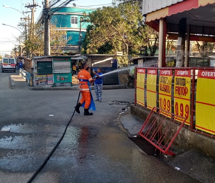 Comlurb já realizou trabalho de lavagem com água de reuso e detergente neutro e hipoclorito em todas as 633 comunidades da cidade