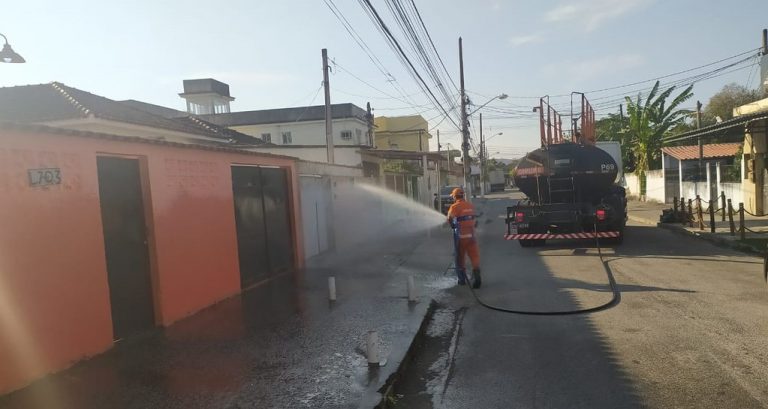 Comlurb já realizou trabalho de lavagem com água de reuso e detergente neutro e hipoclorito em todas as 633 comunidades da cidade. Crédito: Divulgação/Comlurb
