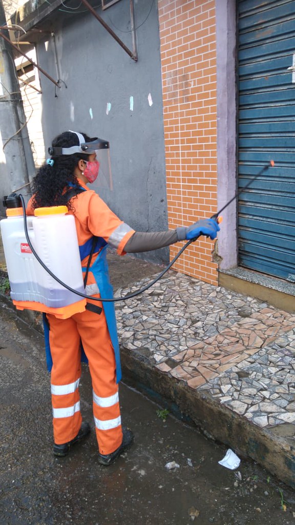 Comlurb já realizou trabalho de lavagem com água de reuso e detergente neutro e hipoclorito em todas as 633 comunidades da cidade. Crédito: Divulgação/Comlurb
