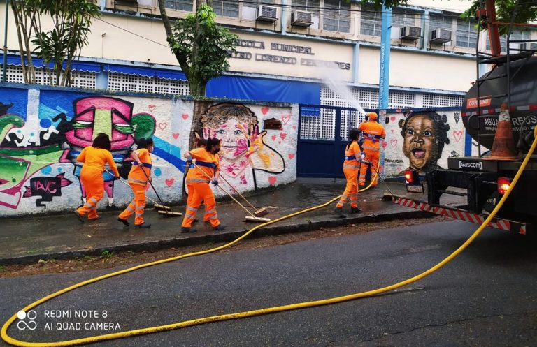 Comlurb já realizou trabalho de lavagem com água de reuso e detergente neutro e hipoclorito em todas as 633 comunidades da cidade. Crédito: Divulgação/Comlurb