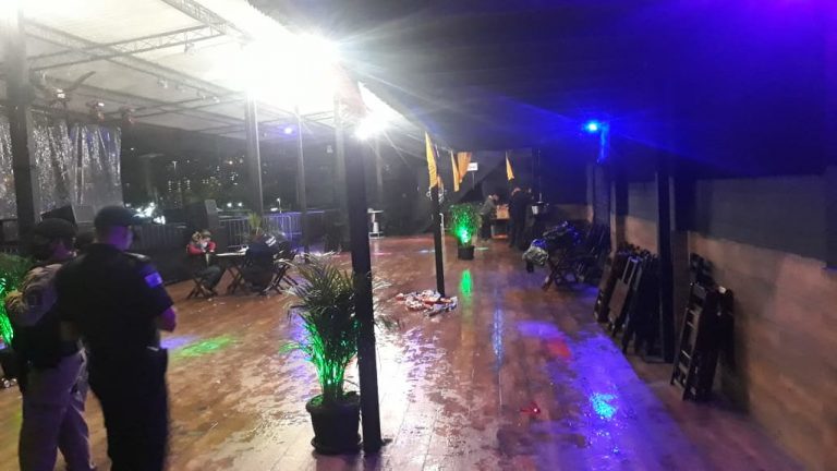 Fiscais da Vigilância Sanitária flagram aglomeração e música ao vivo em estabelecimento da Glória. Já em Parada de Lucas, equipe encontrou pizzaria clandestina em péssimas condições higiênico-sanitárias