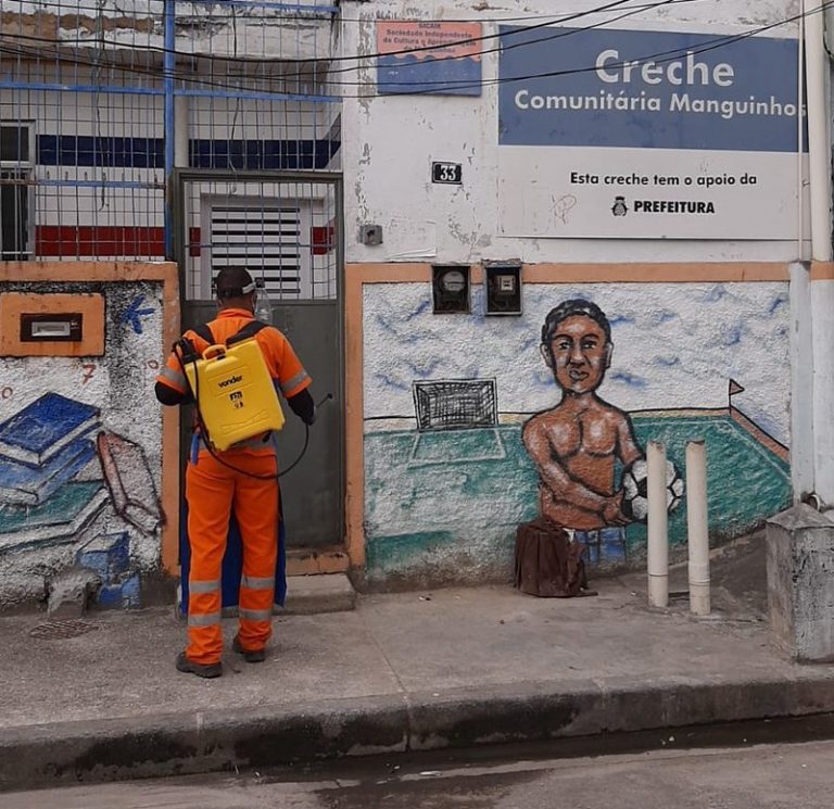 Comlurb já realizou trabalho de lavagem com água de reuso e detergente neutro e hipoclorito em todas as 633 comunidades da cidade. Crédito: Divulgação/Comlurb