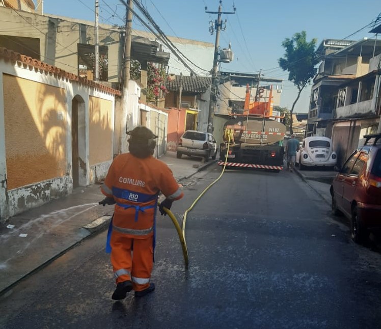 Comlurb já realizou trabalho de lavagem com água de reuso e detergente neutro e hipoclorito em todas as 633 comunidades da cidade. Crédito: Divulgação/Comlurb