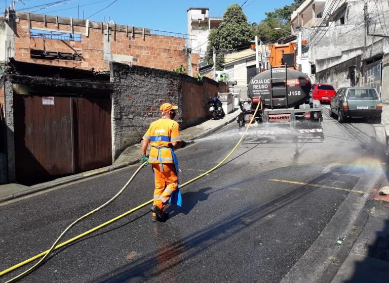 Comlurb já realizou trabalho de lavagem com água de reuso e detergente neutro e hipoclorito em todas as 633 comunidades da cidade. Crédito: Divulgação/Comlurb