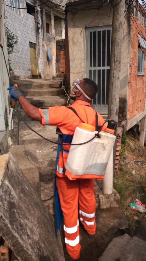 Comlurb já realizou trabalho de lavagem com água de reuso e detergente neutro e hipoclorito em todas as 633 comunidades da cidade. Crédito: Divulgação/Comlurb