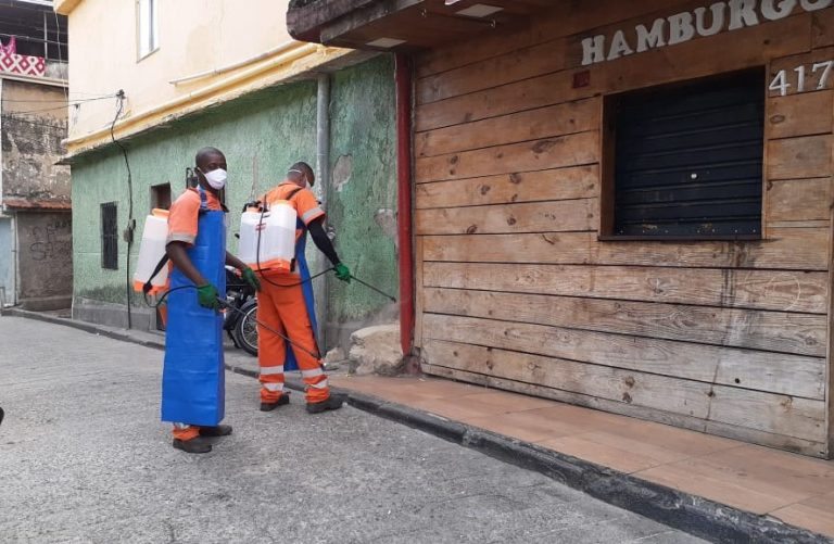 Comlurb já realizou trabalho de lavagem com água de reuso e detergente neutro e hipoclorito em todas as 633 comunidades da cidade. Crédito: Divulgação/Comlurb