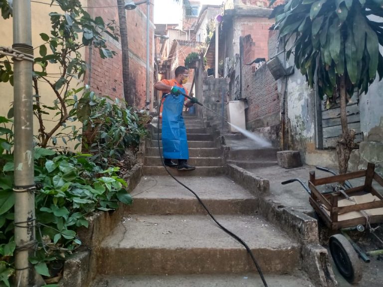 Comlurb já realizou trabalho de lavagem com água de reuso e detergente neutro e hipoclorito em todas as 633 comunidades da cidade. Crédito: Divulgação/Comlurb