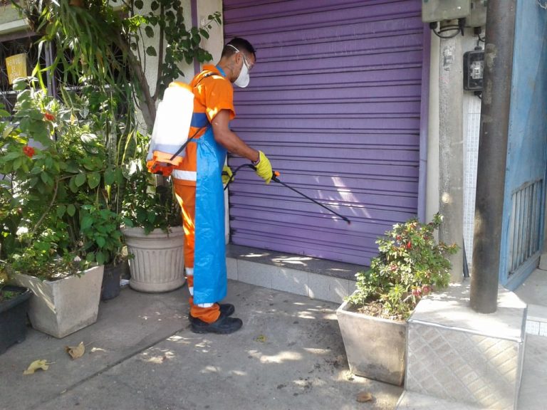 Comlurb já realizou trabalho de lavagem com água de reuso e detergente neutro e hipoclorito em todas as 633 comunidades da cidade. Crédito: Divulgação/Comlurb