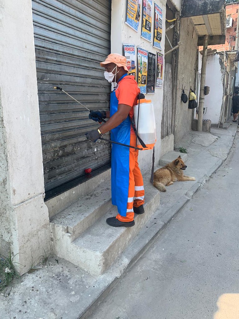 Comlurb já realizou trabalho de lavagem com água de reuso e detergente neutro e hipoclorito em todas as 633 comunidades da cidade. Crédito: Divulgação/Comlurb