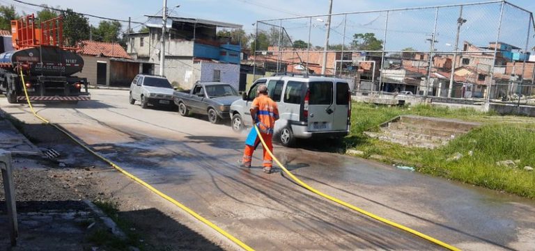 Comlurb já realizou trabalho de lavagem com água de reuso e detergente neutro e hipoclorito em todas as 633 comunidades da cidade. Crédito: Divulgação/Comlurb