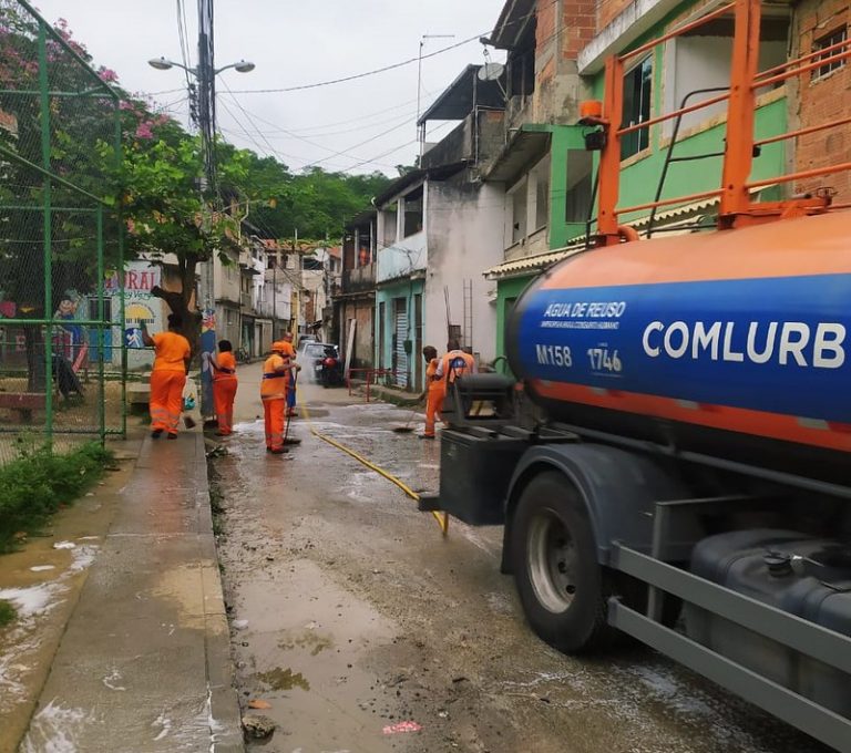 Comlurb já realizou trabalho de lavagem com água de reuso e detergente neutro e hipoclorito em todas as 633 comunidades da cidade. Crédito: Divulgação/Comlurb