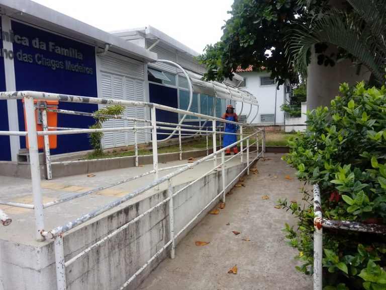 Comlurb já realizou trabalho de lavagem com água de reuso e detergente neutro e hipoclorito em todas as 633 comunidades da cidade. Crédito: Divulgação/Comlurb