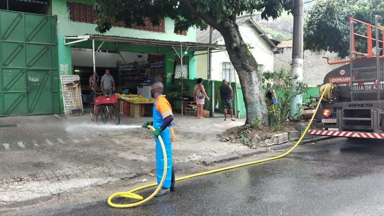 Comlurb já realizou trabalho de lavagem com água de reuso e detergente neutro e hipoclorito em todas as 633 comunidades da cidade. Crédito: Divulgação/Comlurb