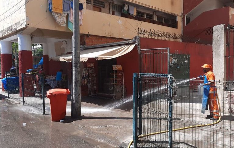 Comlurb já realizou trabalho de lavagem com água de reuso e detergente neutro e hipoclorito em todas as 633 comunidades da cidade. Crédito: Divulgação/Comlurb