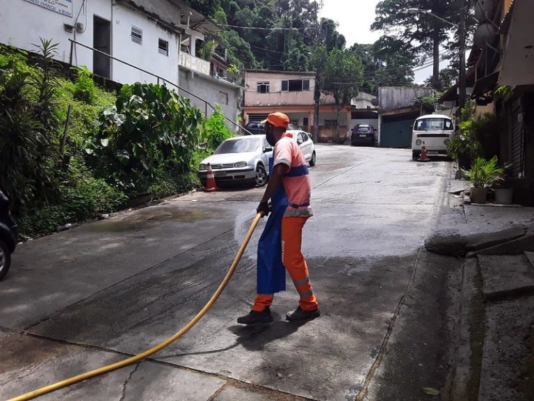 Comlurb já realizou trabalho de lavagem com água de reuso e detergente neutro e hipoclorito em todas as 633 comunidades da cidade