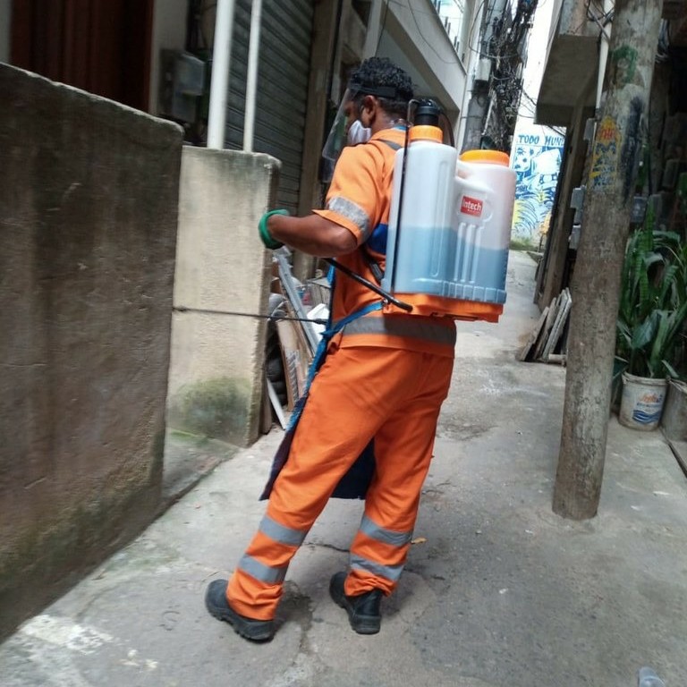 Comlurb já realizou trabalho de lavagem com água de reuso e detergente neutro e hipoclorito em todas as 633 comunidades da cidade. Crédito: Divulgação/Comlurb