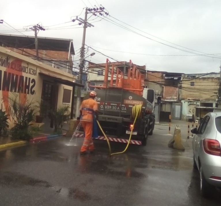 Comlurb já realizou trabalho de lavagem com água de reuso e detergente neutro e hipoclorito em todas as 633 comunidades da cidade. Foto: Comlurb/Divulgação