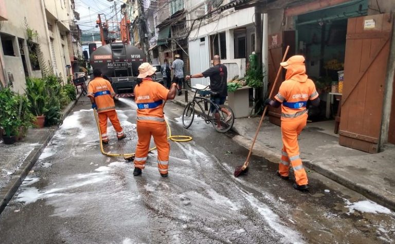 Comlurb já realizou trabalho de lavagem com água de reuso e detergente neutro e hipoclorito em todas as 633 comunidades da cidade. Crédito: Divulgação/Comlurb