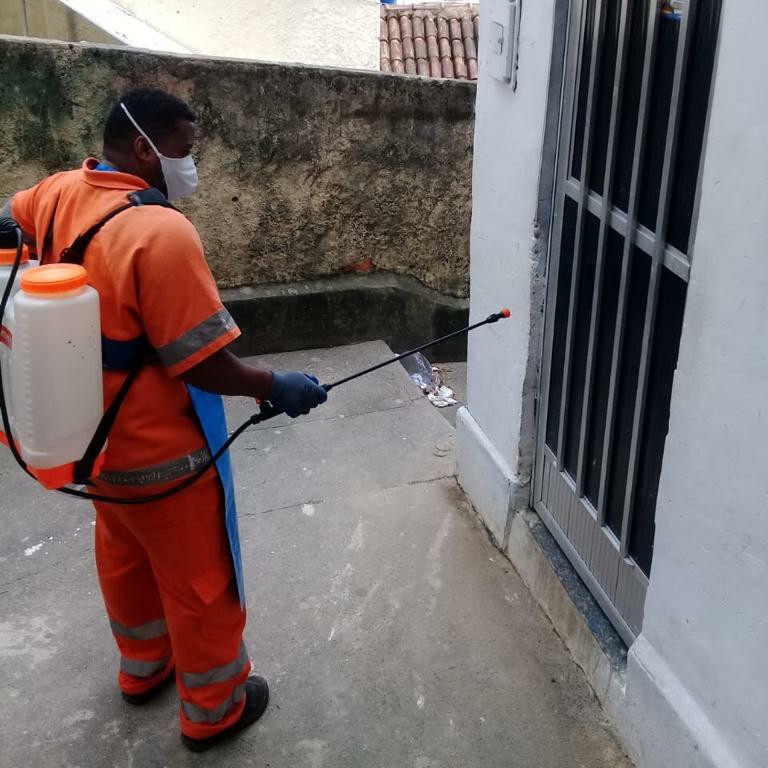 Comlurb já realizou trabalho de lavagem com água de reuso e detergente neutro e hipoclorito em todas as 633 comunidades da cidade. Crédito: Divulgação/Comlurb